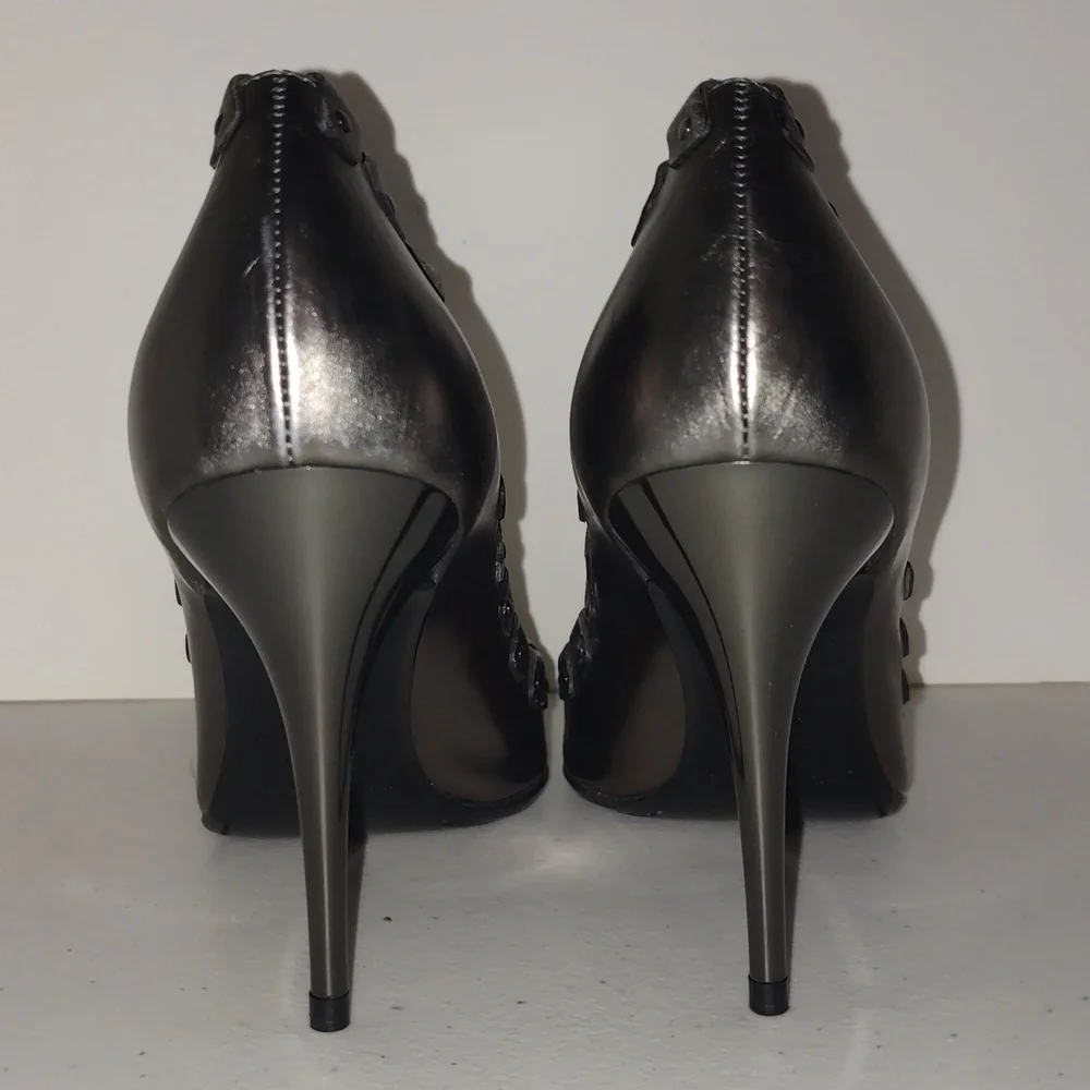 Burberry metallic Grey color Leather Pointy Toe Spike Heel Pumps 37.5 (6.5) (7)